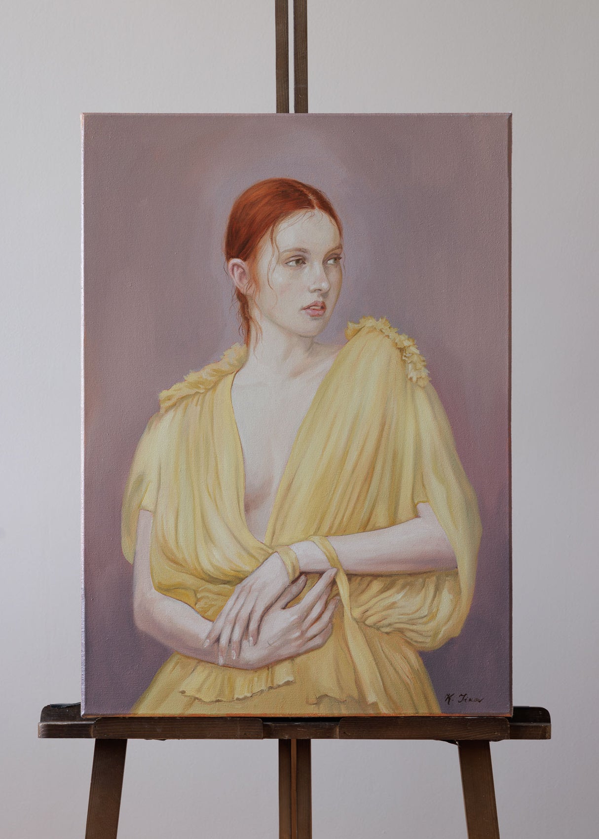 Момиче с жълта рокля