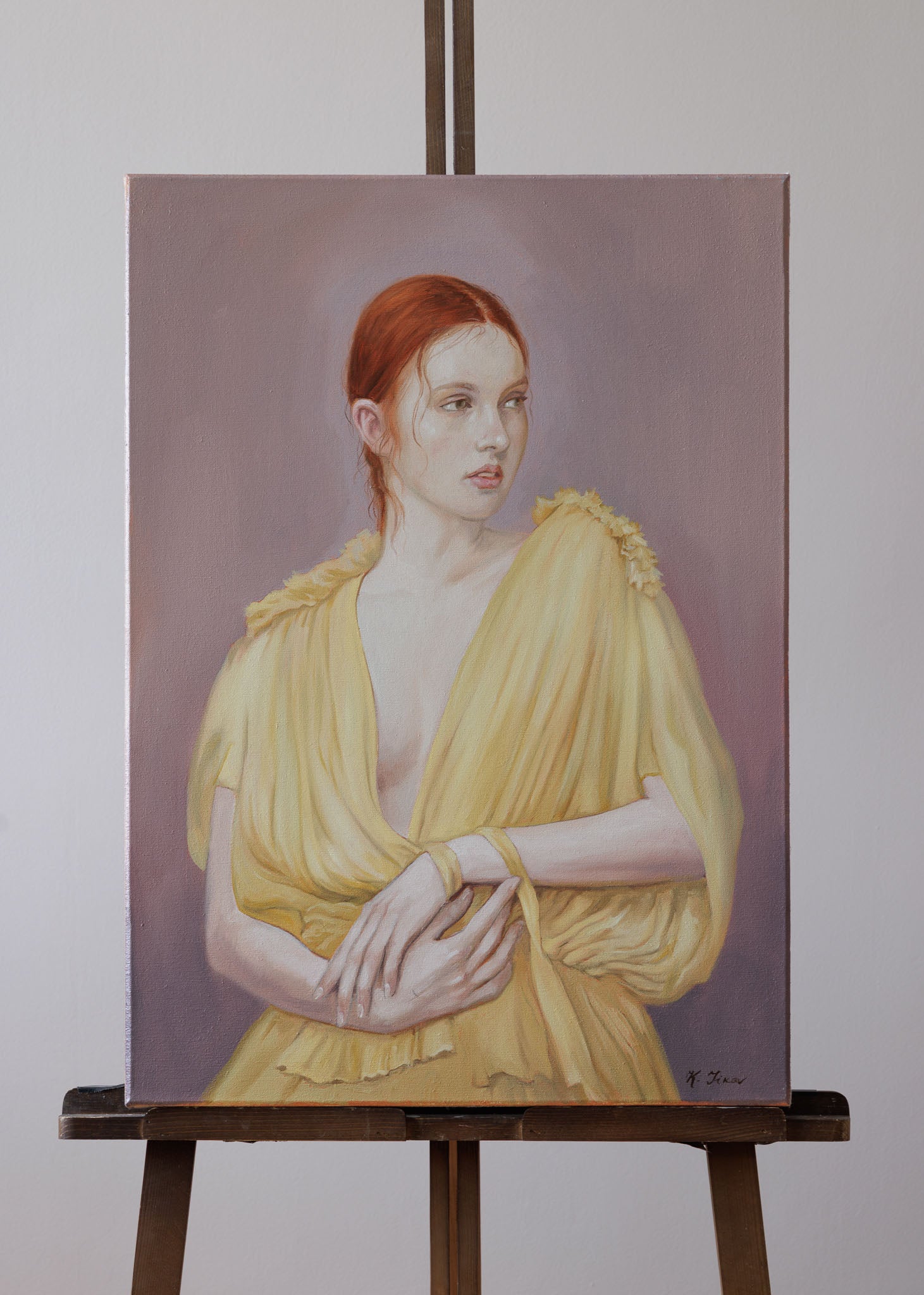 Момиче с жълта рокля